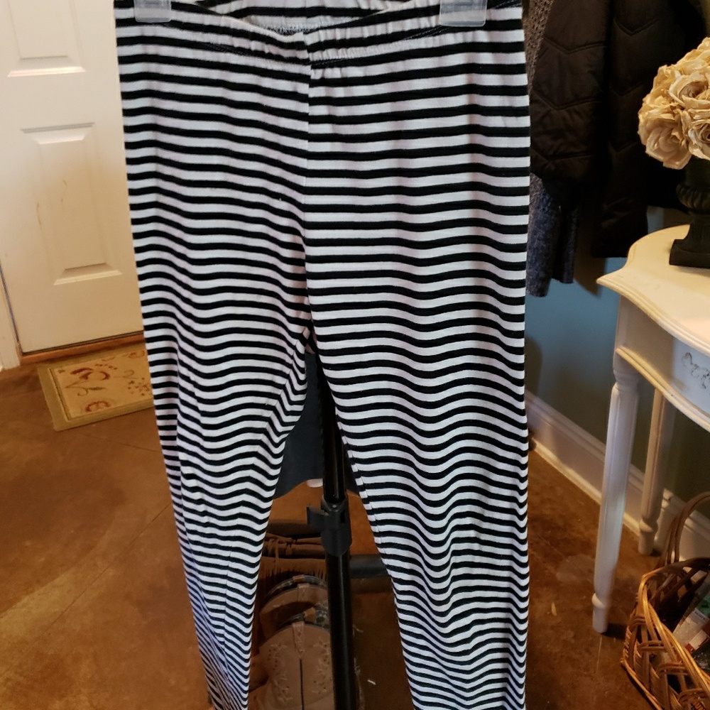 Girls Cat & Jack Blk/Wte stripped leggings sz10/12